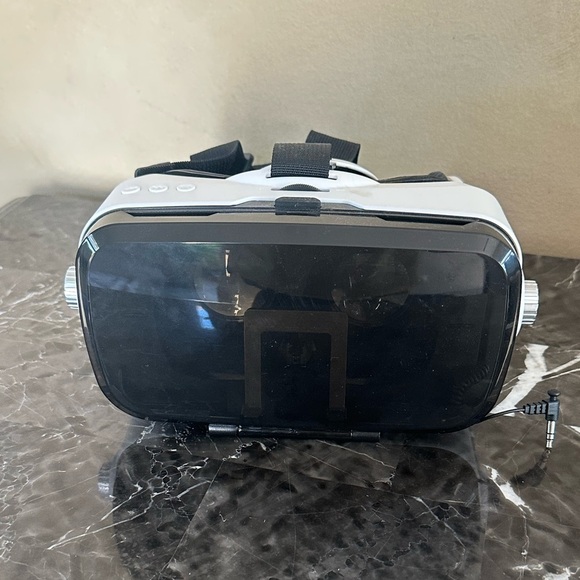 Sharper Image Bluetooth VR Headset Built-In Earphones Virtual Reality Goggles - Picture 3 of 8